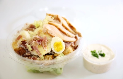 Caesar salát s kuřecím prsem a ančovičkovým dresingem (400g)