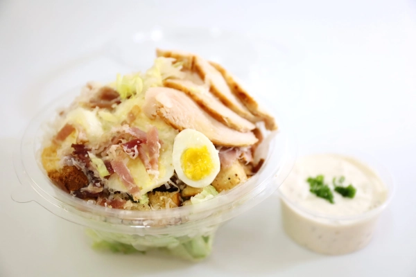 Caesar salát s kuřecím prsem a ančovičkovým dresingem (400g)