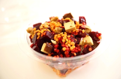 Salát s pečenou červenou řepou, červenou čočkou a citrusový dresink, tofu (400g)