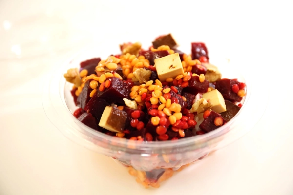 Salát s pečenou červenou řepou, červenou čočkou a citrusový dresink, tofu (400g)
