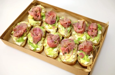 Kváskový chléb s pomalu pečeným rostbífem, marinovanou cibulí a hořčicí (10ks)