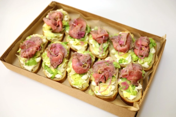 Kváskový chléb s pomalu pečeným rostbífem, marinovanou cibulí a hořčicí (10ks)