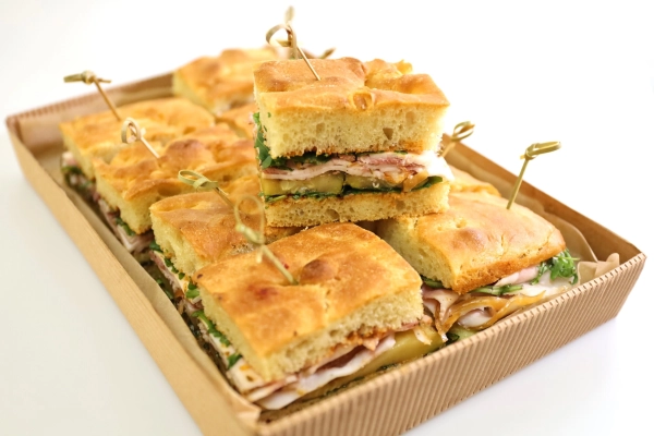 Focaccia s grilovanou porchettou, rajčatovou salsou a cuketou (8ks)