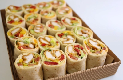 Wrap s kuřecím stripsem, čerstvá zelenina šlehaný tvaroh (20ks)