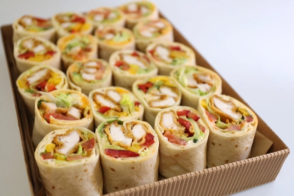 Wrap s kuřecím stripsem, čerstvá zelenina šlehaný tvaroh (20ks)