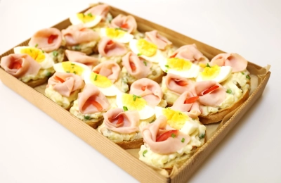 Náš chlebíček s bramborovým salátem šunkou a vejcem (10ks)