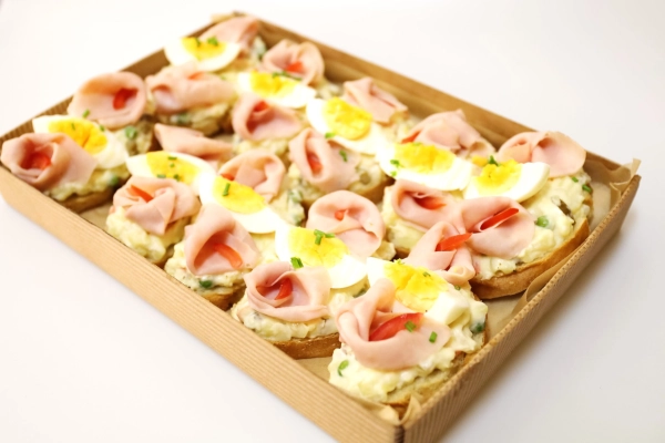 Náš chlebíček s bramborovým salátem šunkou a vejcem (10ks)