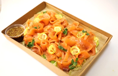 Marinovaný losos s medovo-hořčičným dresingem (1kg)