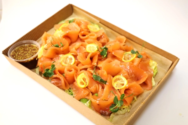 Marinovaný losos s medovo-hořčičným dresingem (1kg)