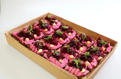 Žitný chlebík s pomazánkou z červené řepy (16ks)