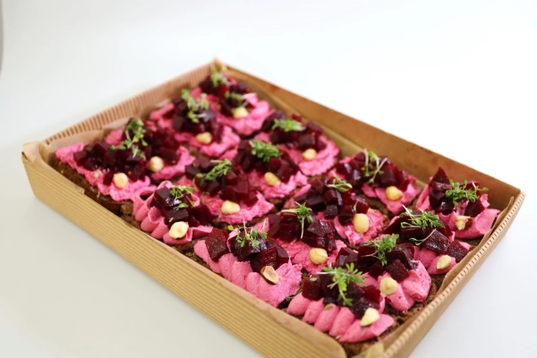 Žitný chlebík s pomazánkou z červené řepy (16ks)