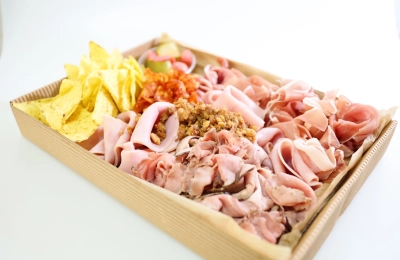 Selekce evropských uzenin a salámů, nakládaná zelenina (1kg)