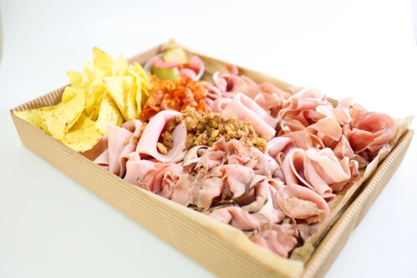 Selekce evropských uzenin a salámů, nakládaná zelenina (1kg)