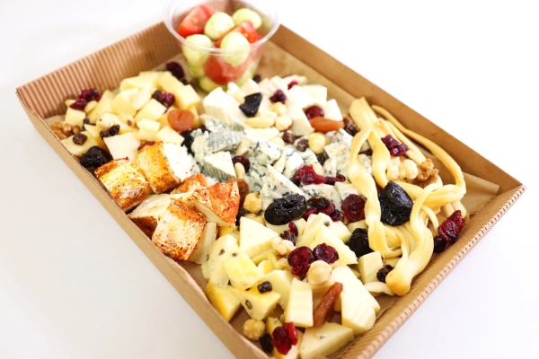 Selekce evropských a tuzemských sýrů, ořechy a sušené ovoce (1kg)