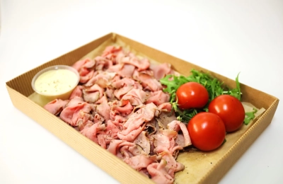 Pečený anglický roastbeef s pepřovou omáčkou (1kg)