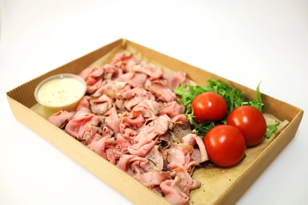 Pečený anglický roastbeef s pepřovou omáčkou (1kg)