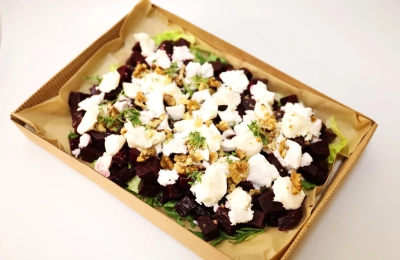 Marinované plátky červené řepy, kozí sýr, vlašský ořech a čekanka (1kg)