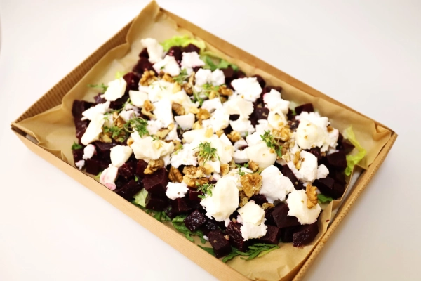 Marinované plátky červené řepy, kozí sýr, vlašský ořech a čekanka (1kg)