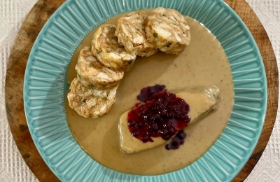 Hovězí svíčková pečeně s karlovarským knedlíkem