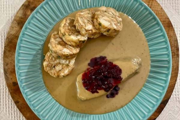 Hovězí svíčková pečeně s karlovarským knedlíkem