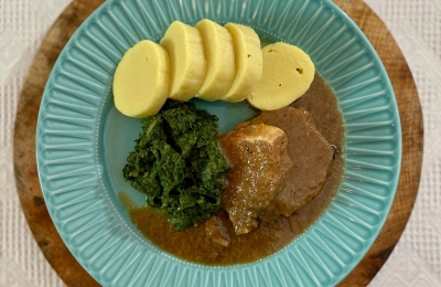 Vepřová plec na česneku, dušený špenát a bramborový knedlík