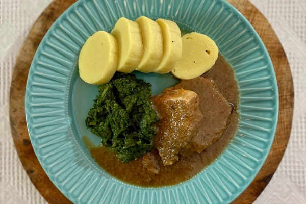 Vepřová plec na česneku, dušený špenát a bramborový knedlík