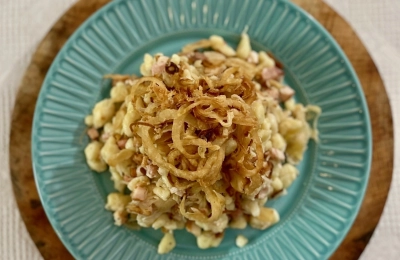Halušky s kysaným zelím a naším uzeným vepřovým bokem, vídeňská cibulka