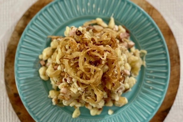 Halušky s kysaným zelím a naším uzeným vepřovým bokem, vídeňská cibulka
