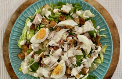 Caesar salát s kuřecím masem, slaninou a krutony