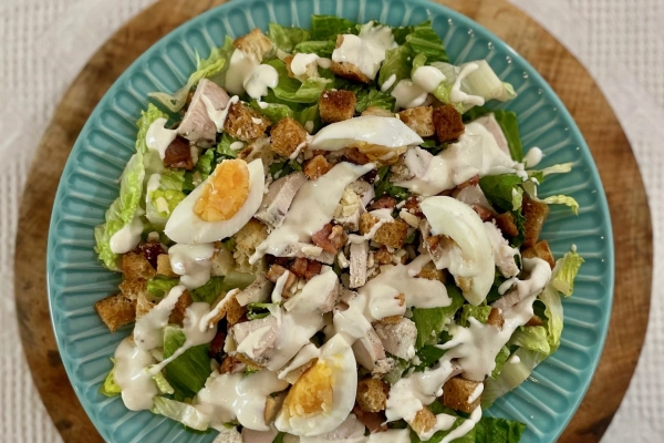 Caesar salát s kuřecím masem, slaninou a krutony